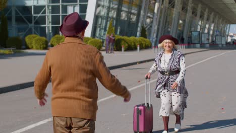 Älterer-Alter-Ehemann,-Ehefrau,-Rentner,-Touristen,-Wiedersehenstreffen-Im-Flughafenterminal-Nach-Langer-Trennung