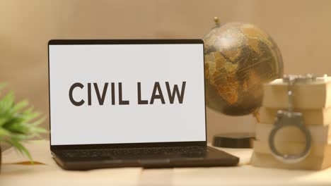 Zivilrecht-Auf-Dem-Bildschirm-Eines-Juristischen-Laptops-Angezeigt