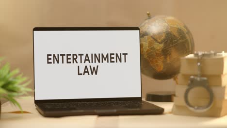 Ley-De-Entretenimiento-Mostrada-En-La-Pantalla-De-Una-Computadora-Portátil-Legal