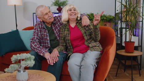 Glücklich-Ruhig-Senior-Alte-Großeltern-Rentner-Lächelnd-Wegschauen-Träumend-Ausruhen-Zufrieden-Fühlen