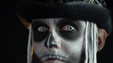 Finsterer-Mann-Mit-Schrecklichem-Halloween-Skelett-Makeup,-Der-Grimassen-Schneidet,-Zähne-Zeigt-Und-Versucht,-Angst-Zu-Machen