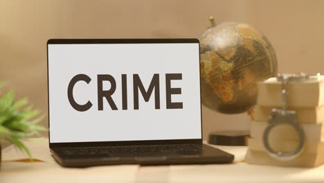 Verbrechen-Auf-Dem-Bildschirm-Eines-Legalen-Laptops-Angezeigt