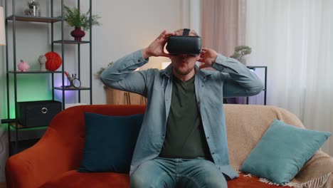 Erwachsene-Männer-Verwenden-Zu-Hause-Eine-Virtual-Reality-Headset-Brille-Und-Genießen-Das-Videokonzept,-Indem-Sie-Ihre-Hände-In-Der-Luft-Bewegen