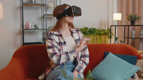 Una-Joven-Usa-Gafas-De-Realidad-Virtual-En-Casa-Y-Juega-Videojuegos-En-3D-Haciendo-Gestos-Con-Las-Manos
