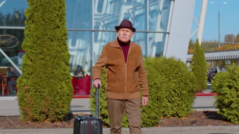 Senior-Großvater-Tourist-Geht-Zum-Internationalen-Flughafenterminal,-Um-Für-Die-Reise-Ins-Flugzeug-Einzusteigen
