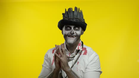 Mann-Im-Skelett-Halloween-Kostüm.-Schlauer-Kerl-Mit-Gruseligem-Make-up-Und-Kniffligem-Gesichtsausdruck