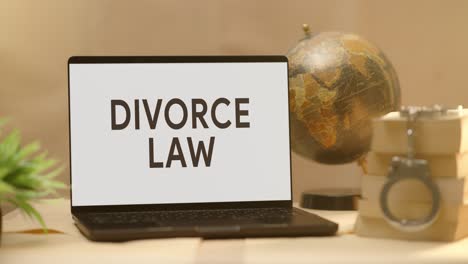Ley-De-Divorcio-Mostrada-En-La-Pantalla-De-Una-Computadora-Portátil-Legal.