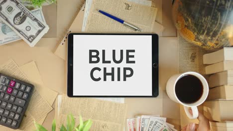 Chip-Azul-Que-Se-Muestra-En-La-Pantalla-De-La-Tableta-De-Finanzas