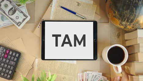 Tam-Wird-Auf-Dem-Bildschirm-Des-Finanz-Tablets-Angezeigt