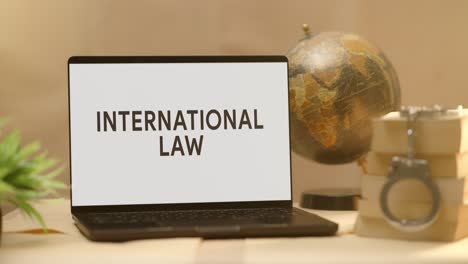 Derecho-Internacional-Mostrado-En-La-Pantalla-De-Un-Portátil-Legal.