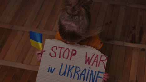 Angst-Vor-Ukrainischem-Mädchen,-Inschrift-Massage-Stoppt-Den-Krieg-In-Der-Ukraine-Versteckt-Vor-Bombenangriff-Zu-Hause