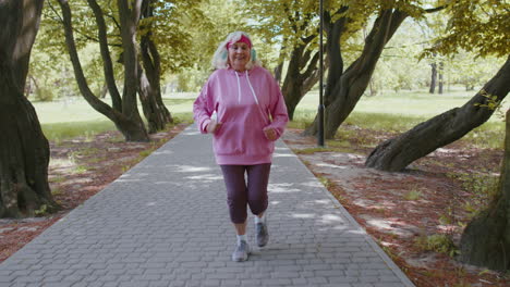 Sportliche-Fitness-Senior-Sport-Läufer-Frau-Großmutter-Training-Workout-Cardio-Im-Park-Am-Morgen