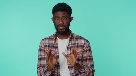 Afroamerikanischer-Mann-Warnt-Mit-Mahnender-Fingerbewegung-Und-Sagt:-„Nein,-Sei-Vorsichtig,-Vermeide-Gefahren“