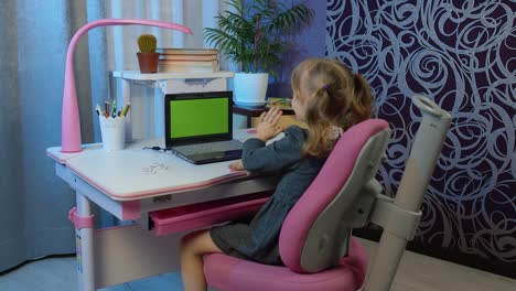 Zurück-Zur-Schule,-Online-Lernen-Für-Kinder,-Fernunterricht-Zu-Hause,-Grüner-Bildschirm-Am-Laptop