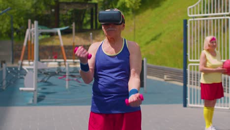 Älterer-Großvater-Mit-VR-Headset-Macht-Sporttraining,-Gewichtheben-Und-Cardio-Übungen-Mit-Hanteln