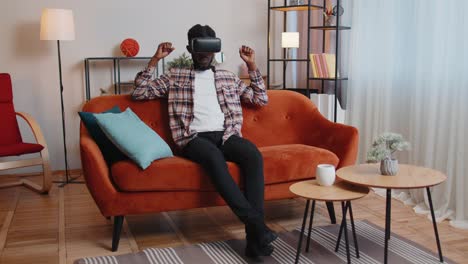 Junger-Mann-Verwendet-Virtual-Reality-Headset-Brille-Zu-Hause-Und-Spielt-3D-Videospiele-Und-Macht-Gesten-Mit-Den-Händen