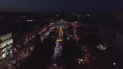 Luftaufnahme-Des-Lemberger-Weihnachtsbaums-In-Der-Nähe-Des-Opernhauses,-Festliche-Lichter-Und-Jahrmarkt-In-Der-Winternacht