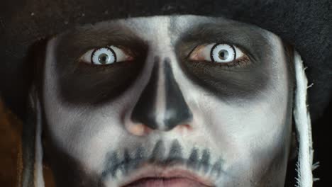 Nahaufnahme-Eines-Gruseligen-Männergesichts-Im-Totenkopf-Halloween-Makeup-Des-Skeletts-Mit-Schmutzigen-Zähnen-Und-Zunge