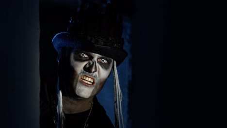 Unheimlicher-Mann-Mit-Halloween-Skelett-Makeup-Erscheint-Schnell-Aus-Der-Dunklen-Ecke-Und-Versucht-Zu-Erschrecken