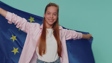 Mädchen-Schwenkt-Die-Flagge-Der-Europäischen-Union,-Lächelt-Und-Jubelt-über-Demokratische-Gesetze-Und-Die-Freiheiten-Der-Menschenrechte-In-Europa