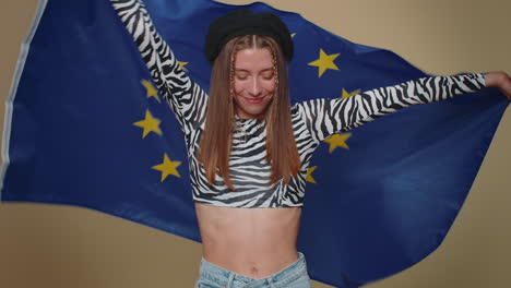 Mujer-Ondeando-La-Bandera-De-La-Unión-Europea,-Sonriendo,-Aplaudiendo-Las-Leyes-Democráticas,-Las-Libertades-De-Derechos-Humanos-En-Europa