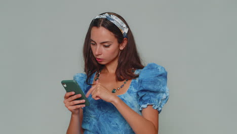 Pretty-young-girl-using-smartphone-show-thumbs-up-like,-positive-feedback,-recommends-5G-connection