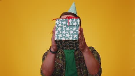 Lächelnder-Mann-Präsentiert-Geburtstagsgeschenk-Box-Streckt-Hände-Aus,-Bietet-Verpacktes-Geschenk-Karriere-Bonus