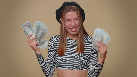 Frau-Mit-Geld-Dollar-Fan-Feiert-Tanz,-Erfolgreiche-Geschäftskarriere,-Lottogewinner