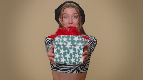 Hübsche-Frau-Präsentiert-Geburtstagsgeschenkbox,-Bietet-Verpacktes-Geschenk-Karrierebonus,-Feiert-Party