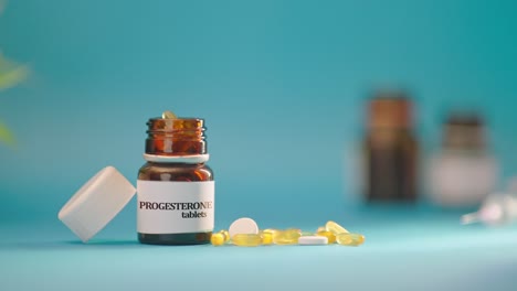 Mano-Sacando-Tabletas-De-Progesterona-Del-Frasco-De-Medicamento
