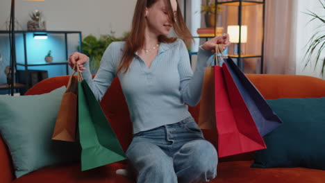 Glückliche-Junge-Frau,-Die-Kaufsüchtige-Verbraucherin-Ist,-Kam-Nach-Dem-Online-Einkauf-Mit-Taschen-Zu-Hause-Nach-Hause