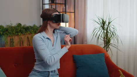 Mujer-Que-Usa-Auriculares-De-Tecnología-Futurista-De-Realidad-Virtual-Para-Jugar-Videojuegos-De-Simulación-3d-En-Casa