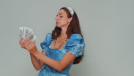Frau-Hält-Geld-In-Dollar-Wie-Ein-Fan,-Erfolgreiche-Geschäftskarriere,-Lottogewinner,-Einkommen,-Reichtum