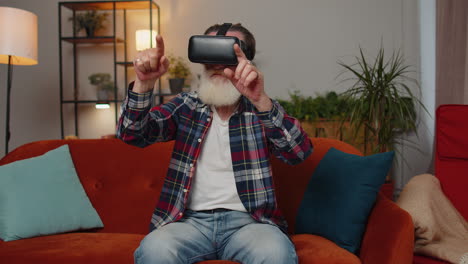 Älterer-Mann-Mit-Virtual-Reality-Headset-Mit-Futuristischer-Technologie,-Simulation-Eines-3D-Videospiels-Zu-Hause