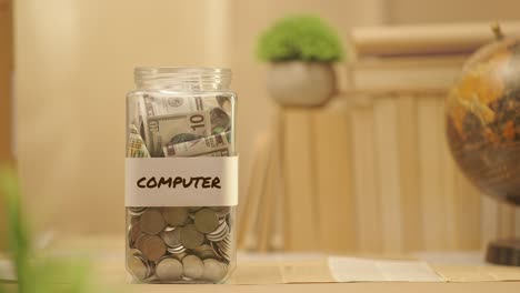 Persona-Ahorrando-Dinero-Para-La-Computadora