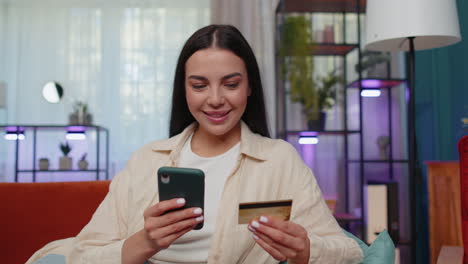 Hübsches-Mädchen,-Das-Kreditkarte-Und-Smartphone-Benutzt,-Geld-überweist-Und-Online-Einkauft
