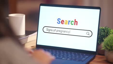 Mujer-Buscando-Señales-De-Embarazo-En-Internet.