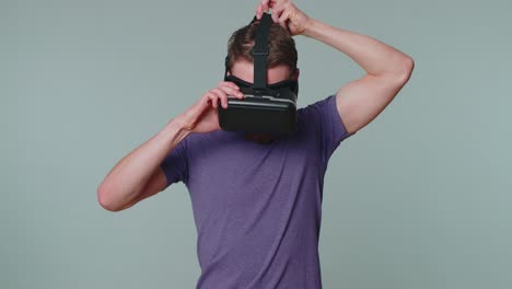 Mann-Nutzt-Virtuelle-Realität,-Futuristische-Technologie,-VR-Headset-Helm,-Um-Ein-Simulations-3D-Videospiel-Zu-Spielen