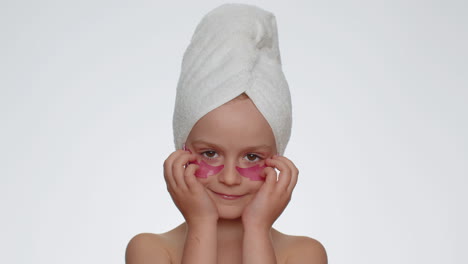 Lächelndes-Mädchen,-Das-Rosa-Flecken-Unter-Den-Augen-Aufträgt,-Natürliche-Hautpflege-Eines-Teenagers,-Perfekte-Frische-Reinigung