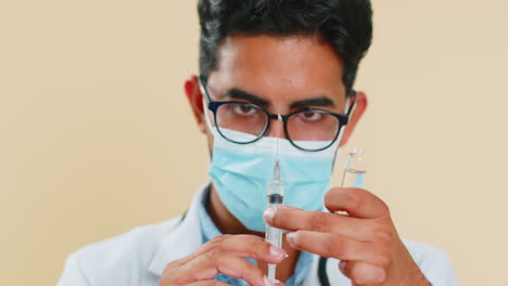 Indischer-Junger-Arzt-Hält-Spritzennadel-Und-Ampulle-Mit-Flüssiger-Medikamentenbehandlungsinjektion