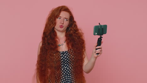 Chica-Blogger-Toma-Selfie-En-Teléfono-Móvil-Selfie-Stick-Comunica-Videollamada-En-Línea-Con-Suscriptores