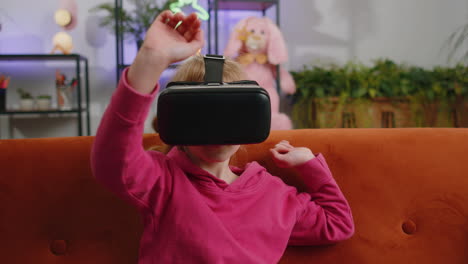 Niño-Niña-Usando-Realidad-Virtual-Moderna-Tecnología-Futurista-Aplicación-Vr-Casco-Para-Jugar