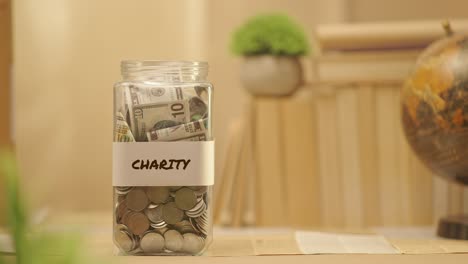 Persona-Ahorrando-Dinero-Para-Caridad