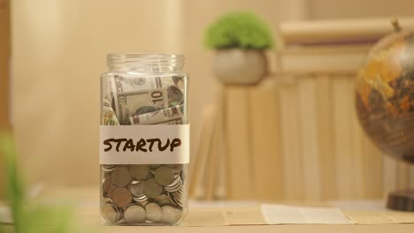 Person,-Die-Geld-Für-Ein-Startup-Spart