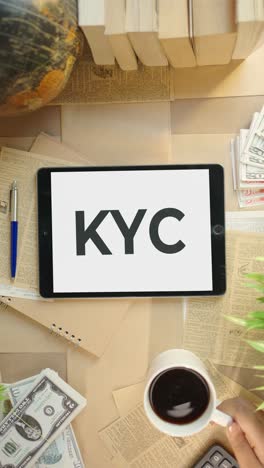 Vertikales-Video-Der-KYC-Anzeige-Auf-Dem-Bildschirm-Eines-Finanz-Tablets