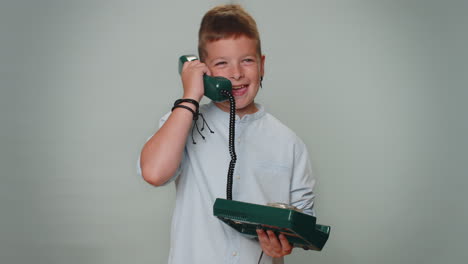 Un-Niño-Loco-Con-Camisa-Hablando-Por-Teléfono-Vintage-Con-Cable-De-Los-Años-80,-Engañando-Y-Haciendo-Caras-Tontas