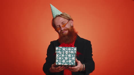 Lächelnder-Mann-Präsentiert-Geburtstagsgeschenk-Box-Streckt-Hände-Aus,-Bietet-Verpacktes-Geschenk-Karriere-Bonus