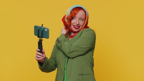 Bloggerin-Macht-Selfie-Auf-Dem-Handy-Selfie-Stick-Und-Kommuniziert-Per-Videoanruf-Online-Mit-Abonnenten