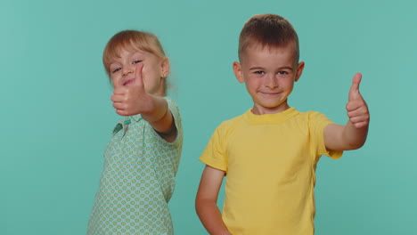 Little-toddler-children-boy-and-girl-siblings-raises-thumbs-up,-like,-agrees-or-gives-positive-reply