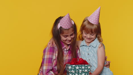 Niños-Felices-Hermana-Niña-Hermanos-Amigos-Niños-Celebrando-Fiesta-De-Cumpleaños-Sosteniendo-Caja-De-Regalo-Presente